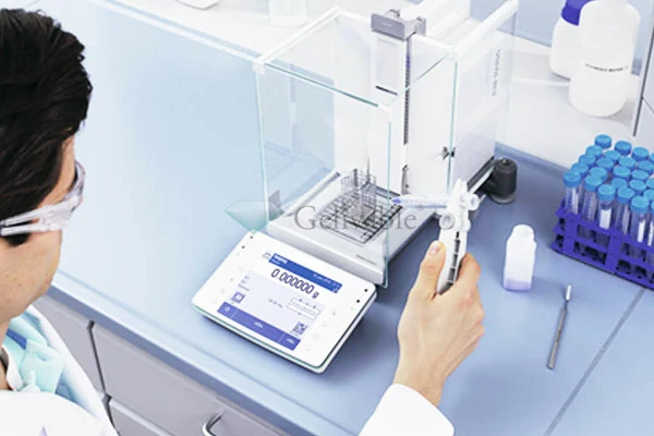 Anti-fingerprint glass for laboratory equipment