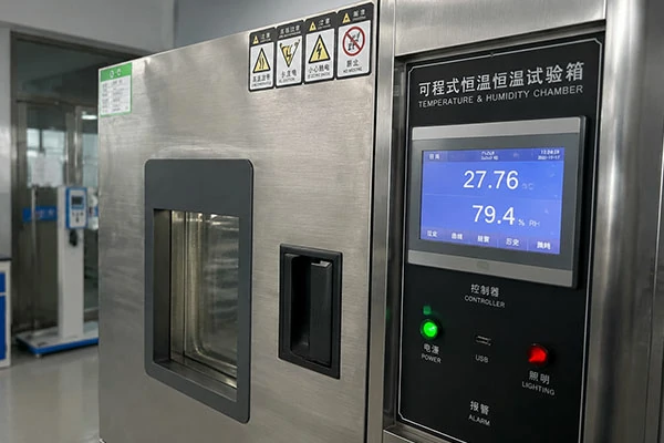Anti-fog glass for laboratory instruments