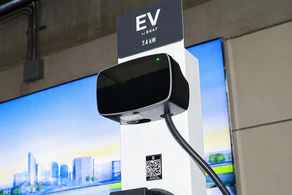 Outdoor touch screen glass for equipment displays